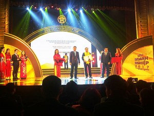 Công ty cổ phầm Kofmann Việt Nam đón nhận bằng khen tại “ĐÊM DOANH NGHIỆP 2017”