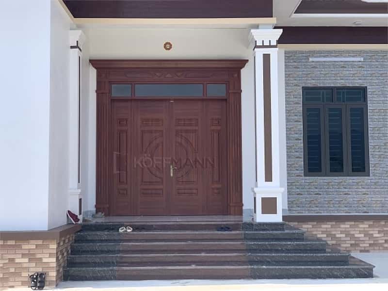 Thi công lắp đặt cửa thép vân gỗ tại nhà anh Sơn - TP.HCM