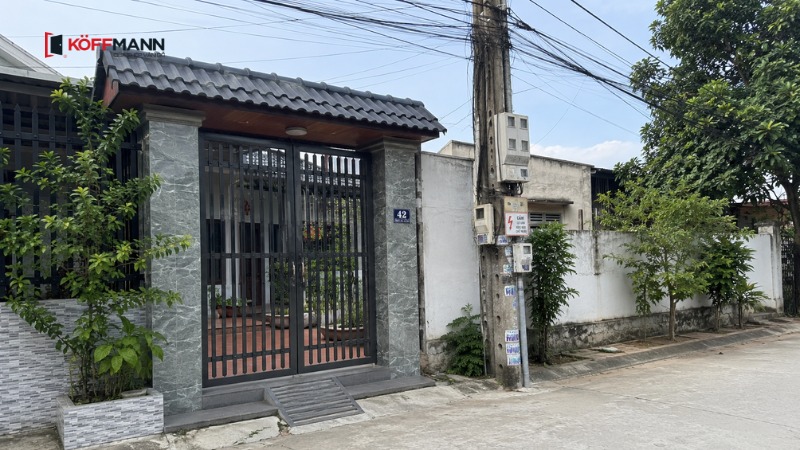 khi nao cot dien truoc nha thuc su anh huong den phong thuy