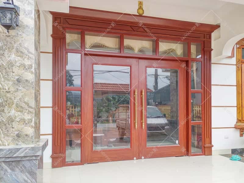 Hình ảnh thực tế cửa thép vân gỗ Luxury kích cường lực được lắp đặt tại nhà dân